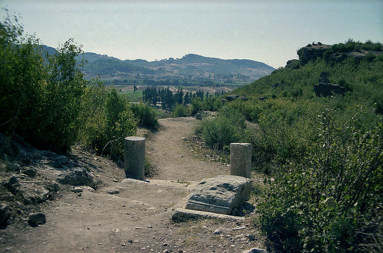 30.07.1990 | Basilika | antiker Weg zur Basilika