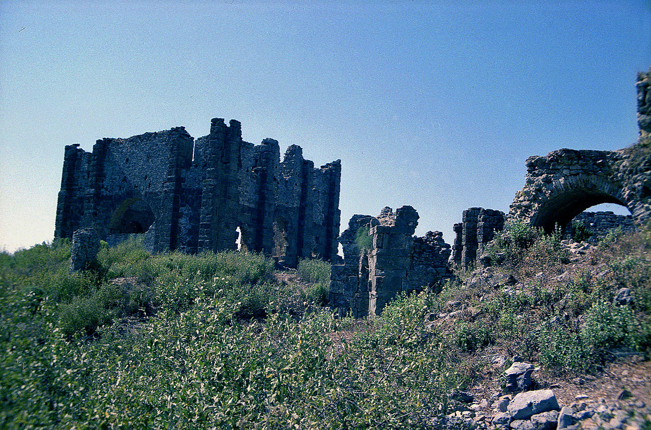 30.07.1990 | Ornamentbogen | Basilika hinter Ornamentbogen