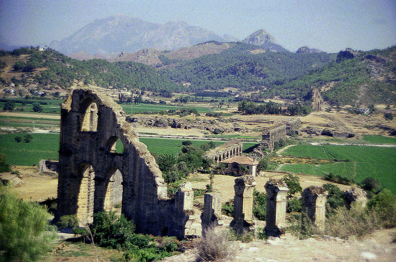 30.07.1990 | Aquädukt   | Wasserleitung mit Drucktürmen vor Taurusbergen