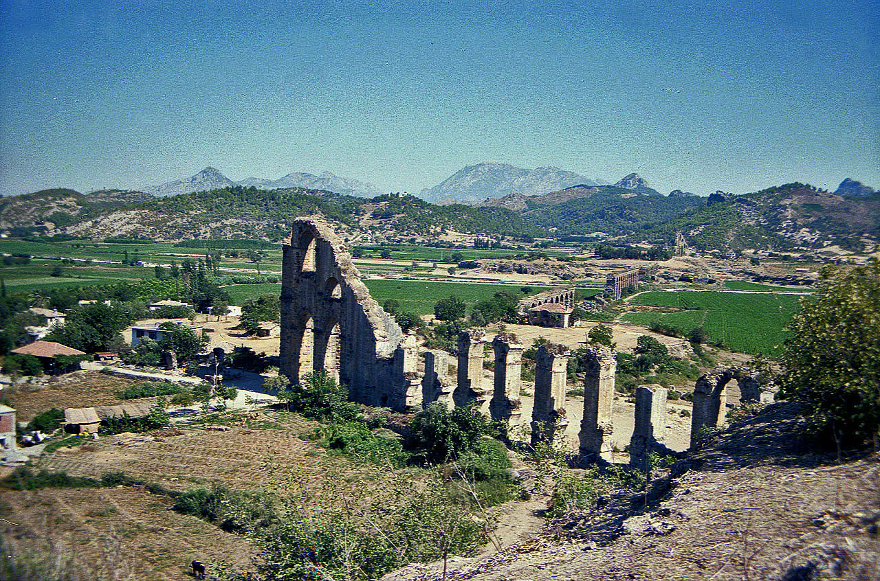 30.07.1990 | Aquädukt   | Wasserleitung mit Drucktürmen vor Taurusbergen