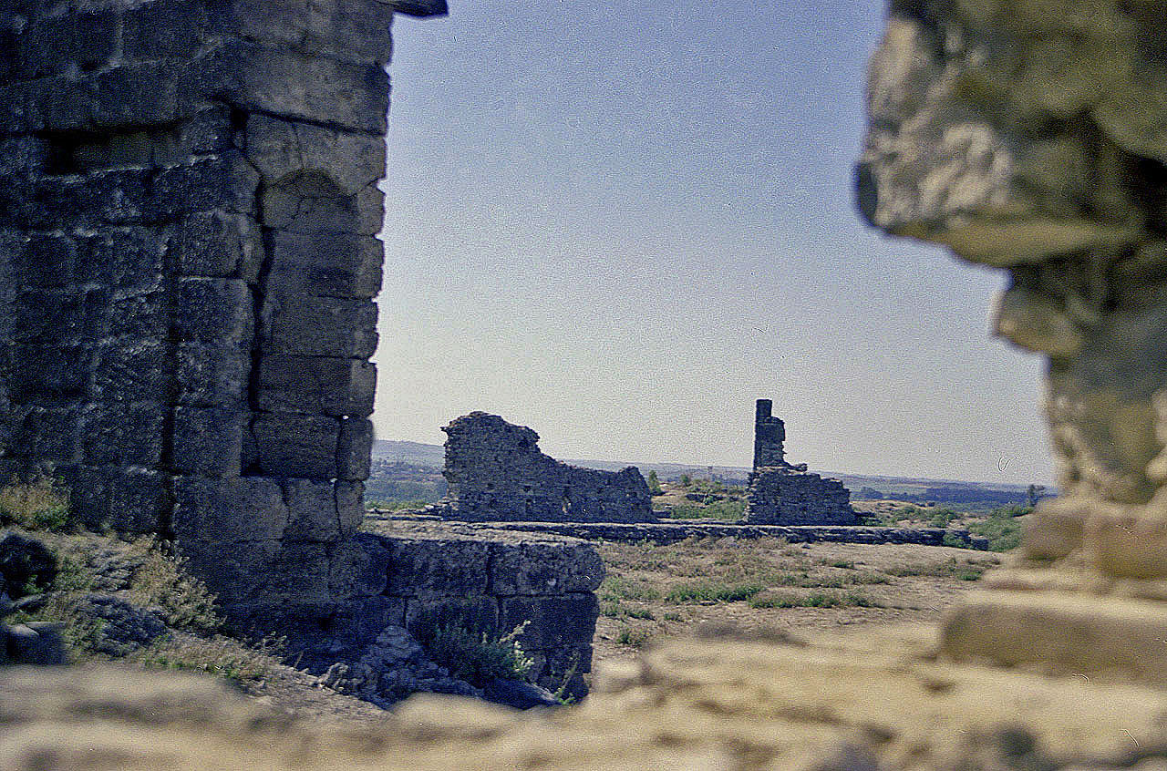 30.07.1990 | Nymphäum | Blickauf Agora und südl. Basilika