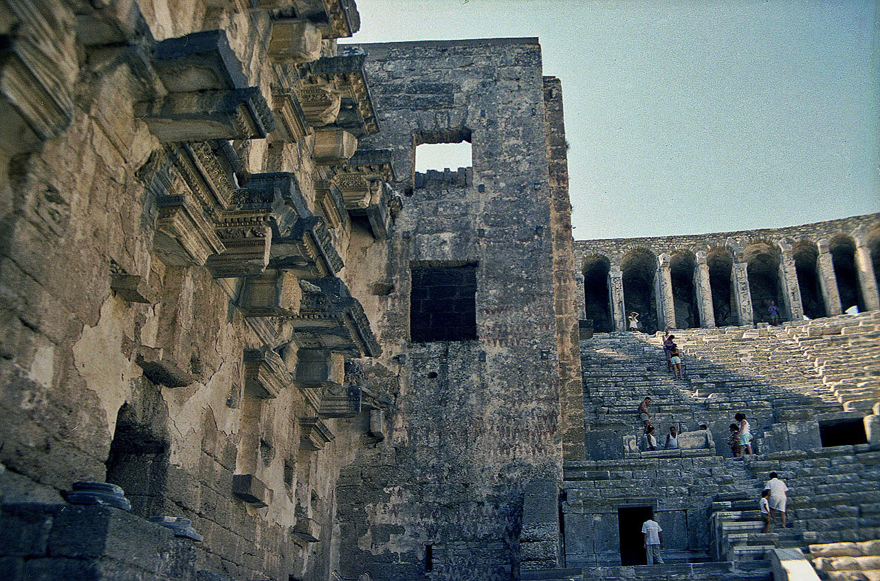 30.07.1990 | Theater | Bühnenwand und Sitzreihen