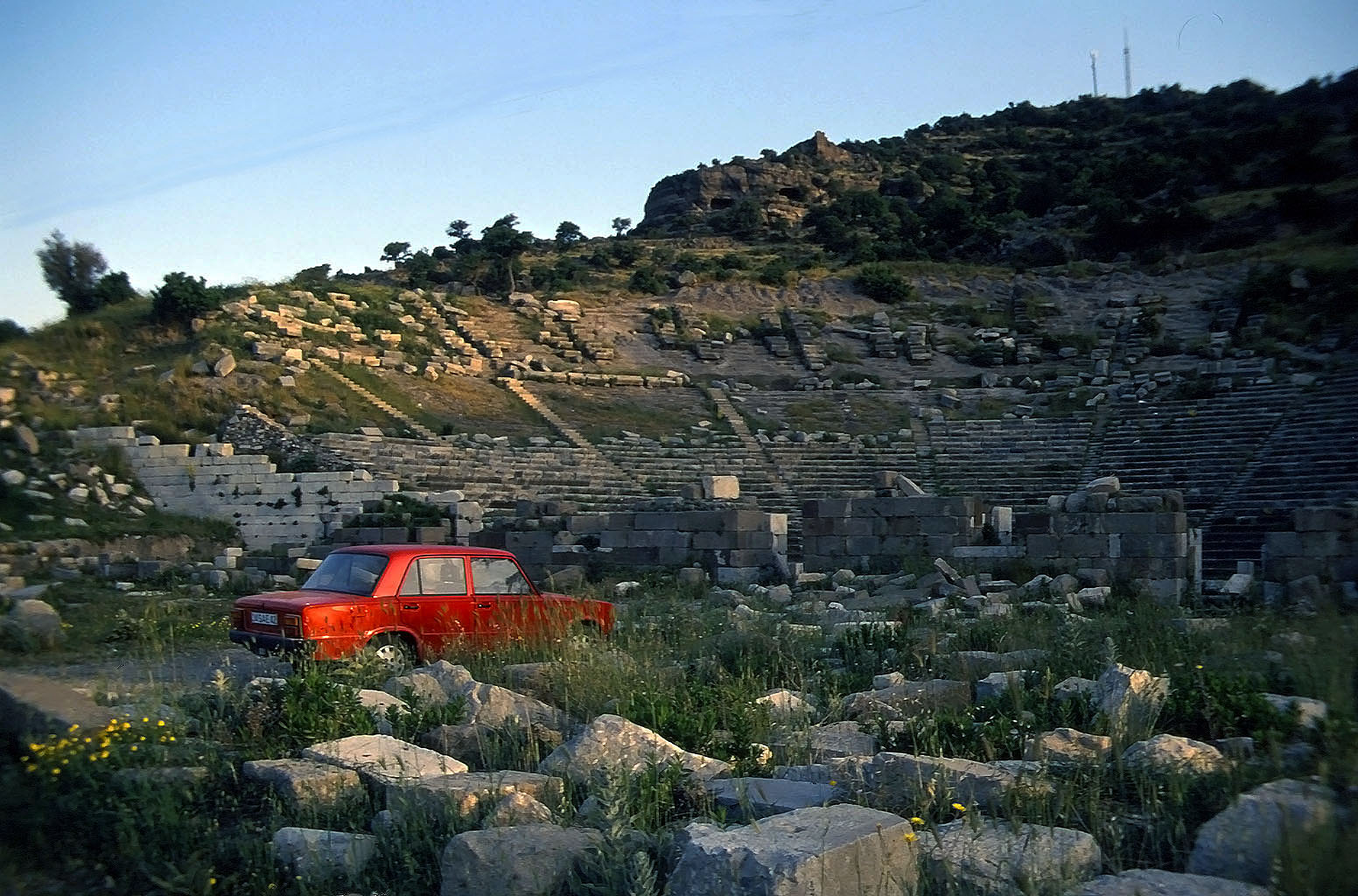 24.04.1993 | Theater | Sitzreihen und Bühne im Morgenlicht