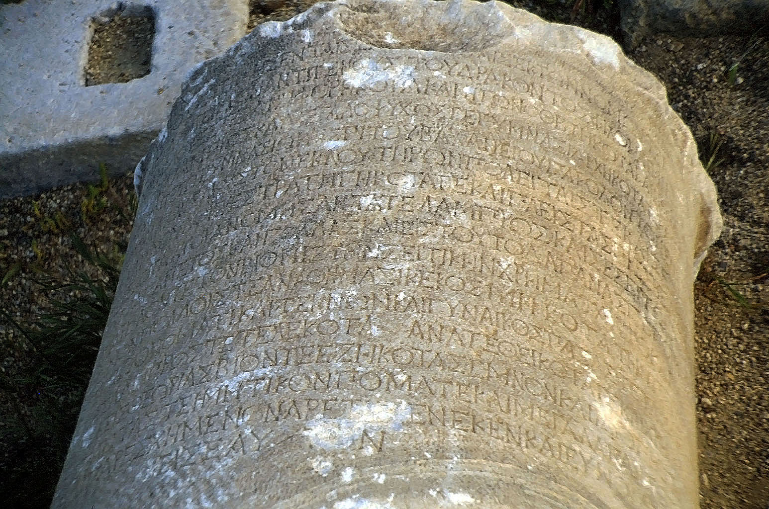 24.04.1993 | Theater | Inschrift auf Säule