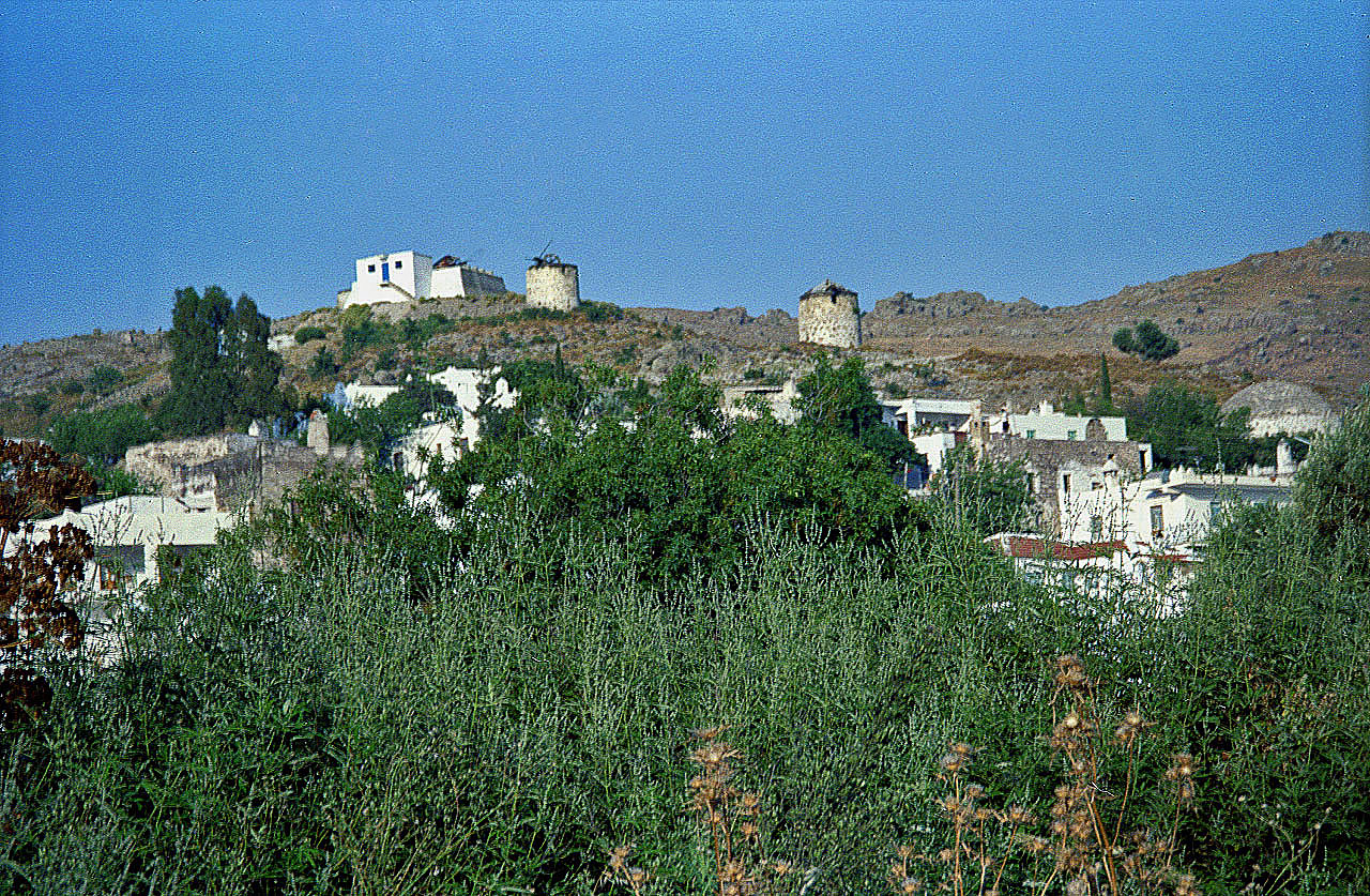 20.06.1995 | bei Bodrum | Windmühlenreste überm Dorf