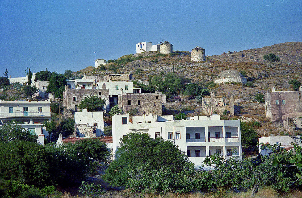 20.06.1995 | bei Bodrum | Windmühlenreste überm Dorf