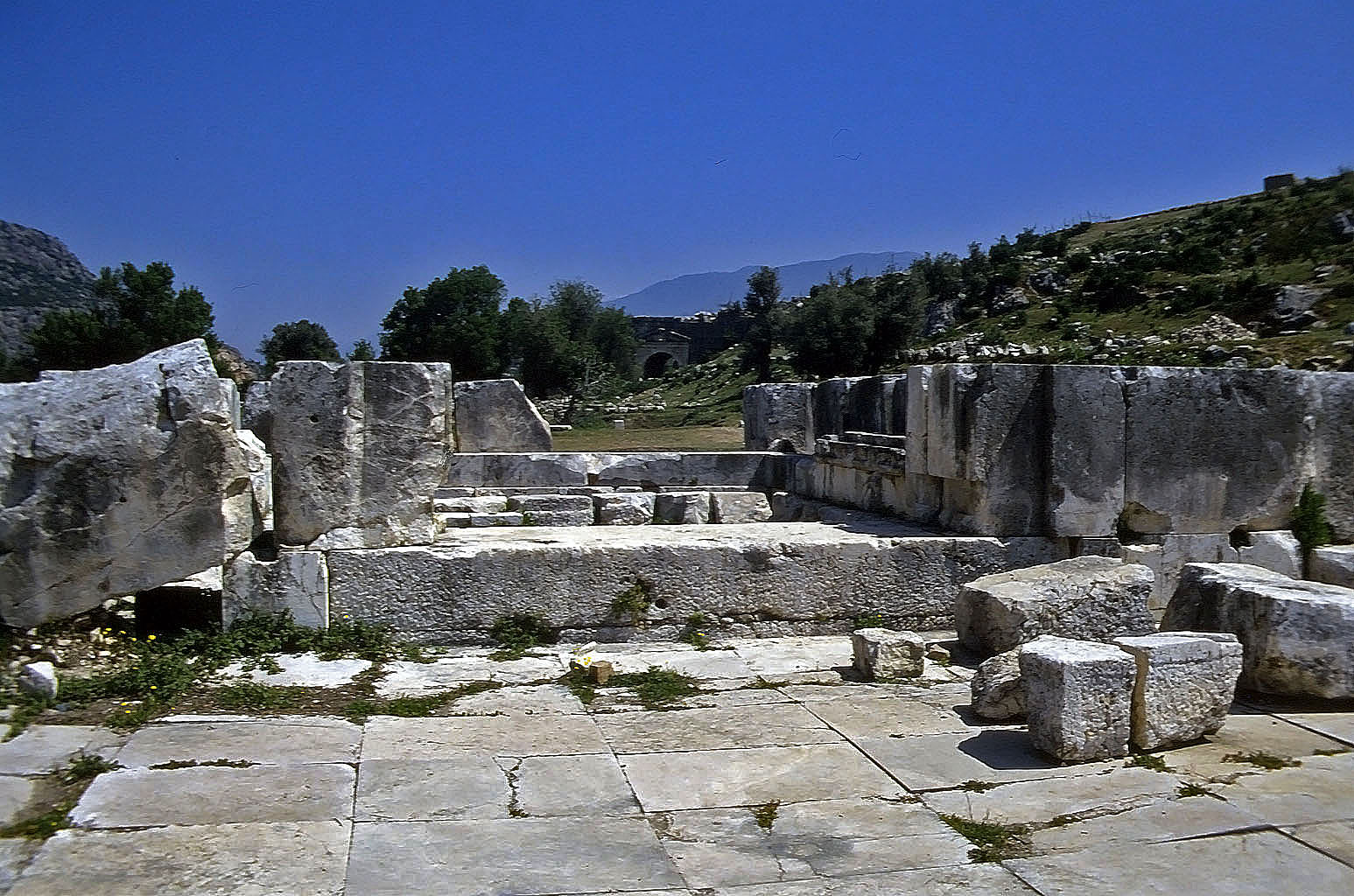 22.04.1993 | Tempelbezirk   | Tempel der Leto vor Theater