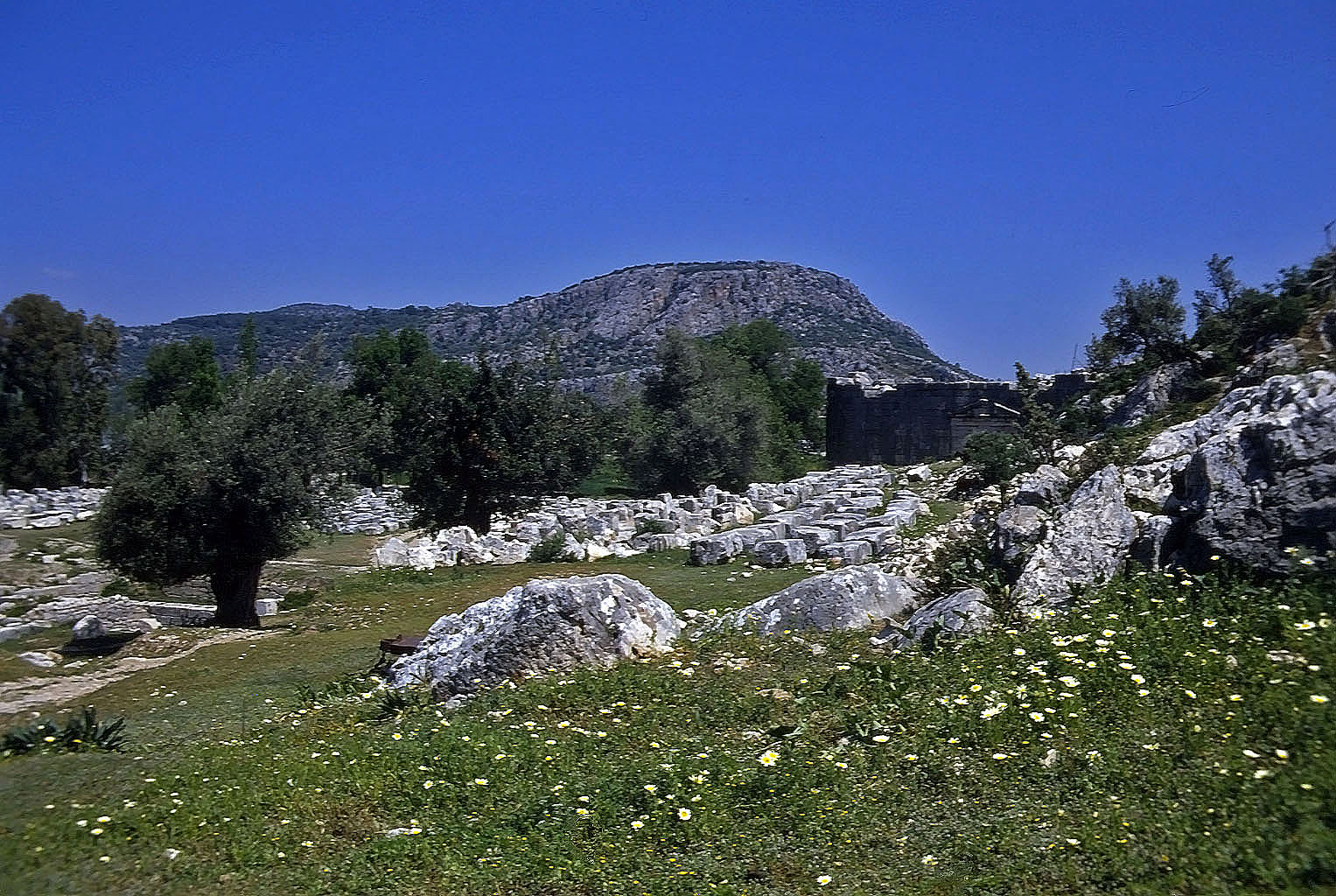 22.04.1993 | Stoa | Stoa mit Steinesammelplatz vor Theater