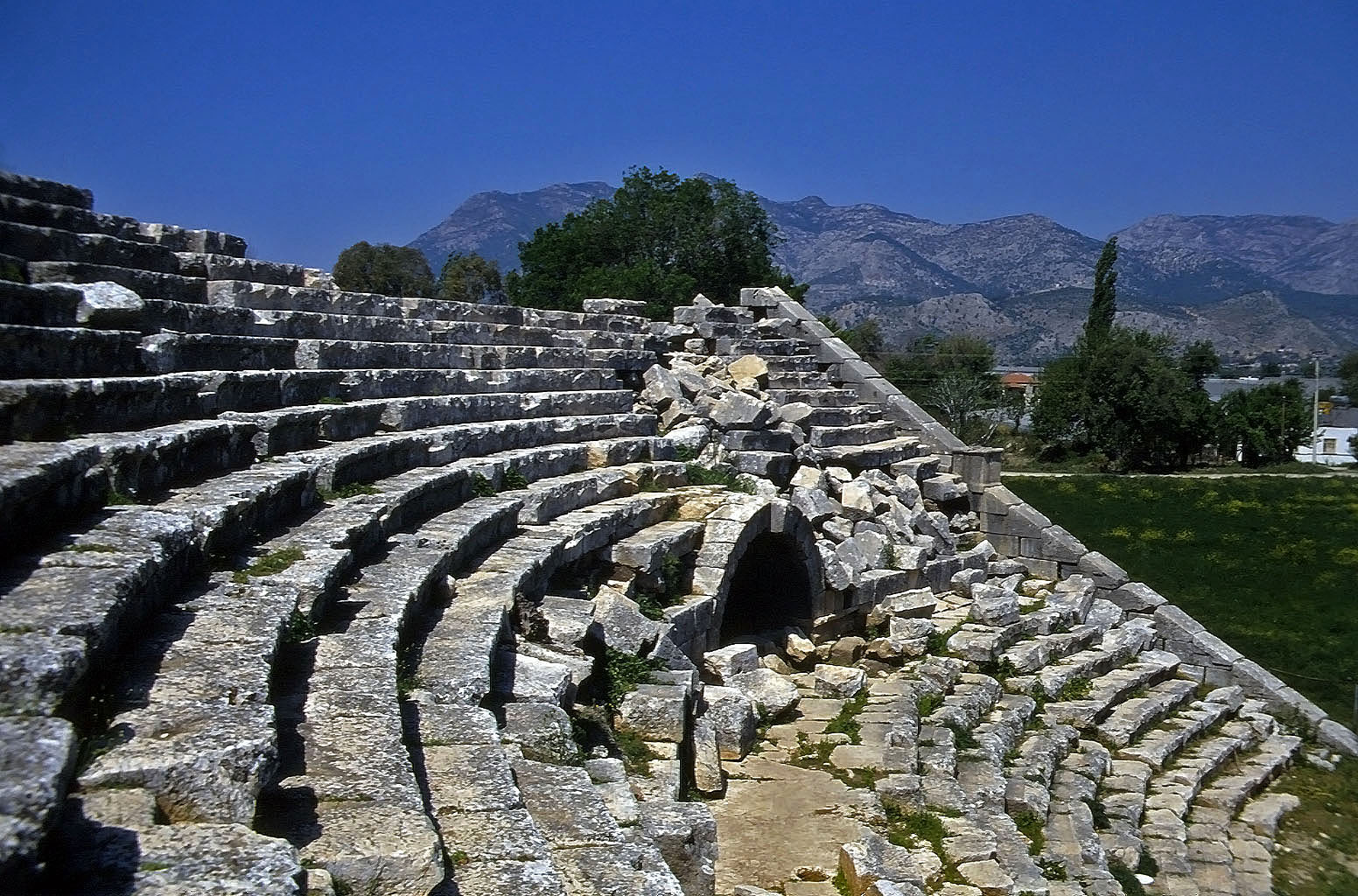 22.04.1993 | Theater | Sitzreihen vor Bergen