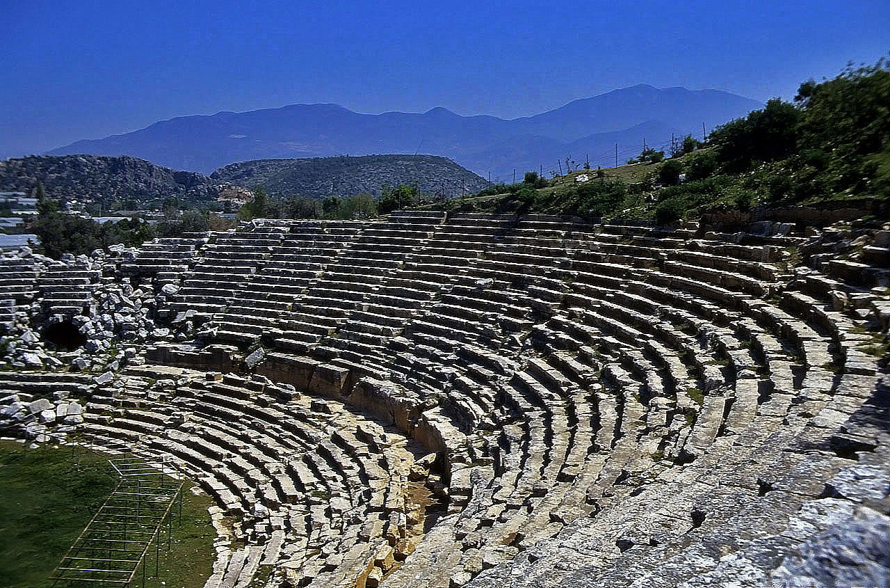 22.04.1993 | Theater   | Sitzreihen vor Bergen