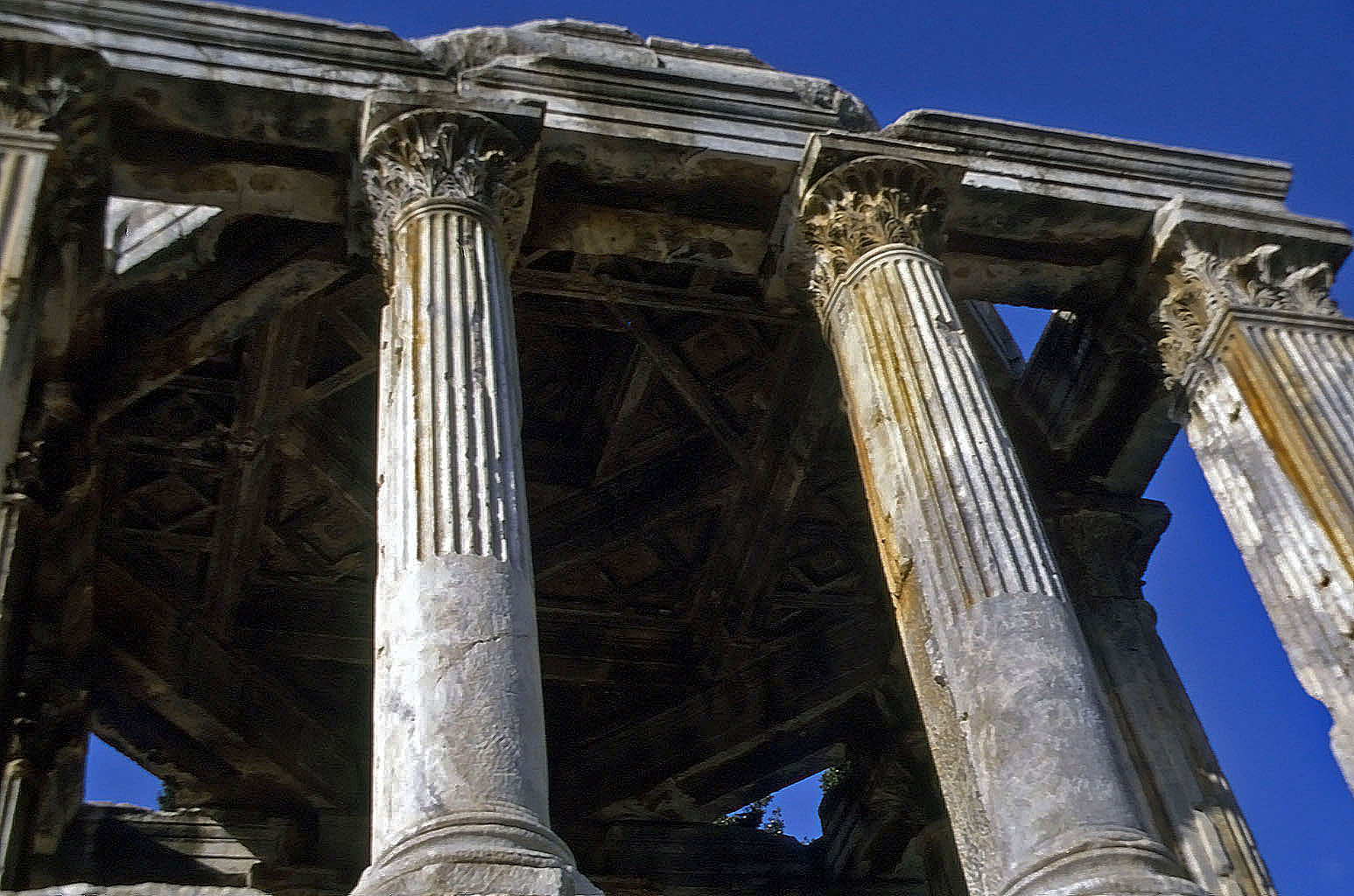 24.04.1993 | Gümüskesen   | Detail der Säulen und des Daches