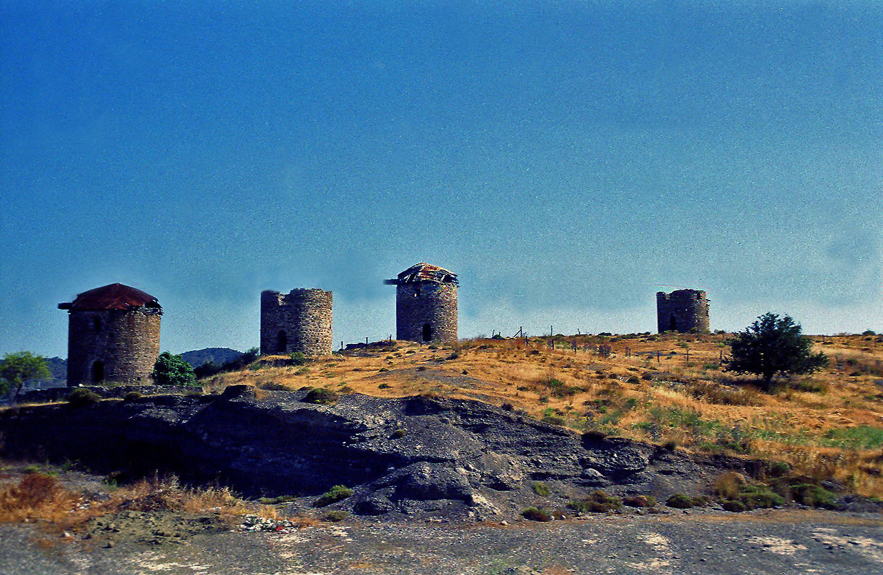 04.06.1996 | bei Dagbelen | Windmühlen - Ruinen auf dem Bergrücken