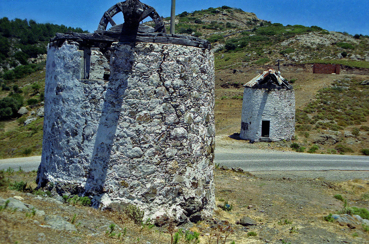 04.06.1996 | bei Dagbelen | Windmühlen - Ruinen auf dem Bergrücken